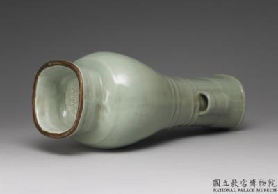图片[3]-Hu vessel with tubular handles and linear decoration in celadon glaze, Longquan ware, Southern Song dynasty (1127-1279)-China Archive